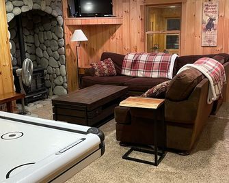 Gorgeous Ski Chalet with Game Room & Hot Tub on Okemo Mt. under 1 mile to base! - Ludlow - Salon