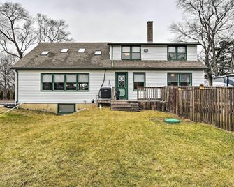Pet-Friendly Bartlett Farmhouse w/ Deck! - Bartlett - Budynek