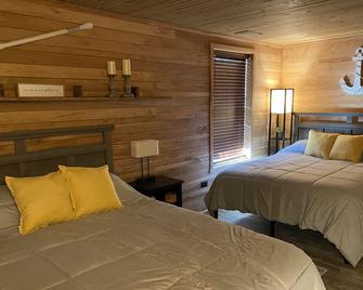 Grand Rivers, KY -Cozy getaway with Cabin Charm- Near Green Turtle Bay & Patti's - Grand Rivers - Bedroom