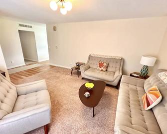 3 Bedroom Minutes to Historic Downtown - Princeton - Sala de estar