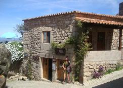 Taverna Lusitana - Monsanto - Building