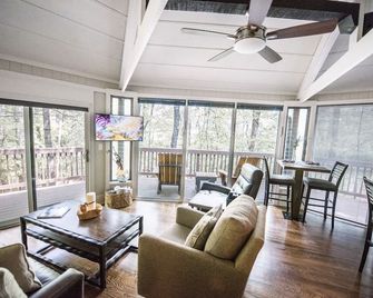 Elegant Treetop Escape in Big Canoe, close to all amenities. Dog friendly! - Jasper - Living room