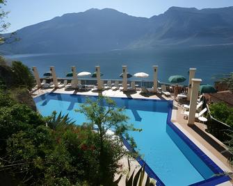 Hotel Castell - Limone sul Garda - Bể bơi