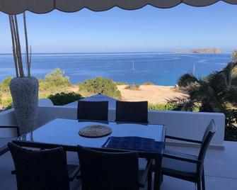 Renovated modern seafront house with sublime sea views and direct sea access - Sant Josep de sa Talaia - Balcon