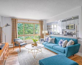 Tranquil 2BR downtown condo, Parking, King bed - Seattle - Living room