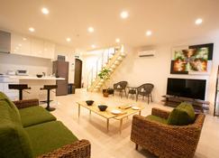 Irie House - Onna - Living room