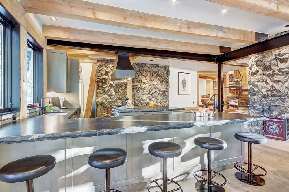 Experience luxury in this 4-bedroom, 3.5-bath home in Breckenridge at Arrow Darrow! - Breckenridge - Bar