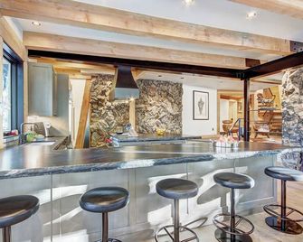 Experience luxury in this 4-bedroom, 3.5-bath home in Breckenridge at Arrow Darrow! - Breckenridge - Бар