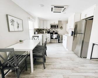 Brand New Listing 3bd, 2 Bath Close To Downtown And Beach - Ocean City - Kitchen