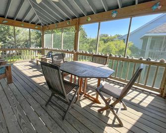 Blue Crab: Spacious screened porch, short stroll to Ocracoke Coffee Co.. - Ocracoke - Balcón