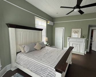 Oasis Retreat Charming, newly renovated 1/1 in the heart of downtown - Americus