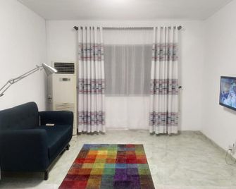 Tosh, Sitting Room With Bedroom Ensuite - Accra