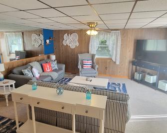 Red Finn Cottage@ Acadia National Park - Southwest Harbor - Living room