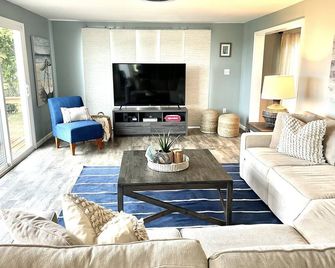 Waterfront Bethany Beach Cottage, Walk to Beach, Fish, Kayak - Dewey Rehoboth - Bethany Beach - Living room