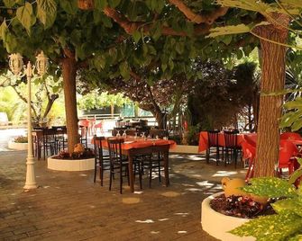 Hostal Braseria Missamaroi - Vandellòs i l'Hospitalet de l'Infant - Innenhof