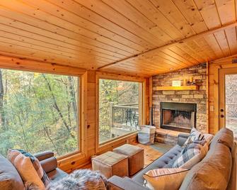 Fireplace and Fall Foliage Cozy Blue Ridge Cabin! - Blue Ridge - Sala de estar