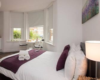 Beddoe Apartments - Eastleigh - Bedroom