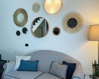 My humble house -Appartamento in villa con vista lago - Oggiono - Wohnzimmer