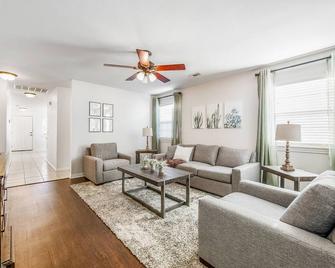 The Stay in Fay - Fayetteville - Living room