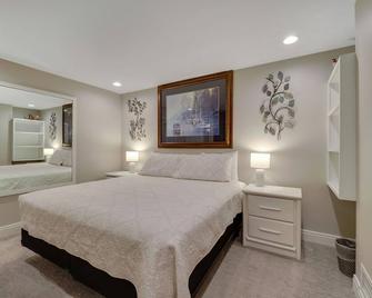 #102 at the Edgewater Inn - Waterfront Access - Charlevoix - Slaapkamer