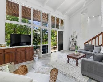Nirvana Steps to Four Mile Beach with Shared Pool - Port Douglas - Wohnzimmer