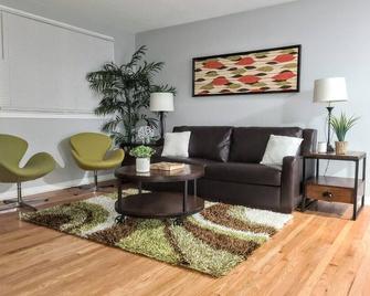 Fantastic 3BR Close to Botanical Gardens and Airport - Norfolk - Sala de estar