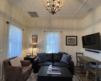 Downtown Cozy Cottage, two blocks from downtown and new! - Paso Robles - Living room