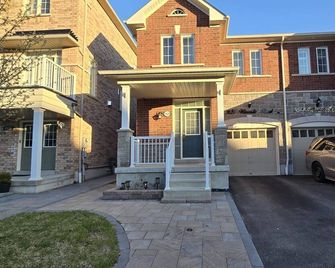 Beautiful three bedroom house in Pickering - Pickering - Edificio