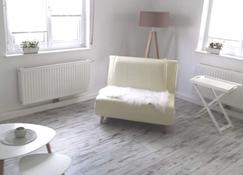 Modernly furnished 2-room apartment in 70376 Stuttgart-Münster - Stuttgart - Living room