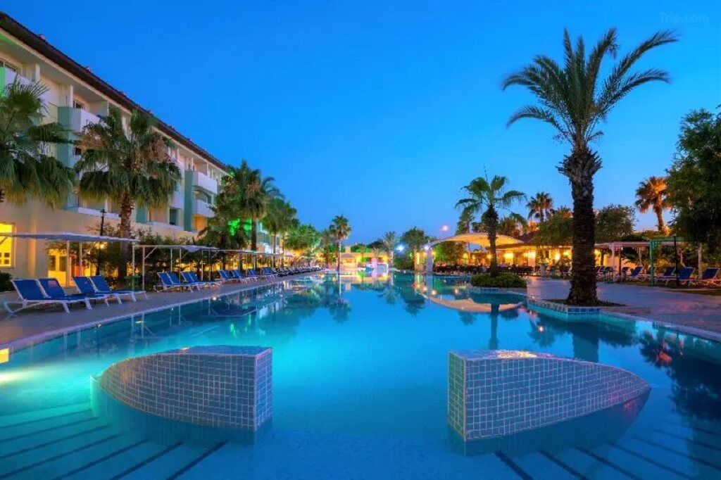 سورال ريزورت - أول إنكلوسف