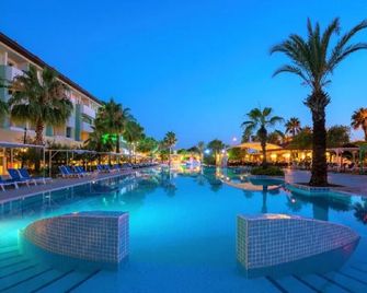 سورال ريزورت - أول إنكلوسف - سيد - حوض السباحة