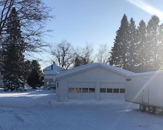 Large home walking distance to town and trails. 10 minutes to ski resorts. - Ironwood - Outdoors view