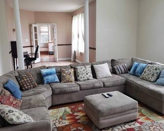 Cozy Home in Private Beach Community Close to City - Chesapeake Beach - Sala de estar