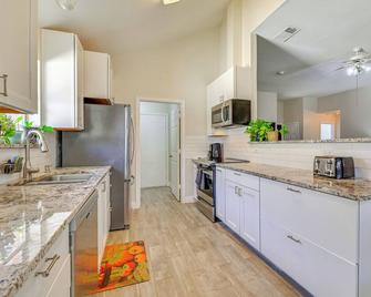 Less Than 1 Mi to Historic Dtwn Home with Yard in McKinney - McKinney - Kitchen