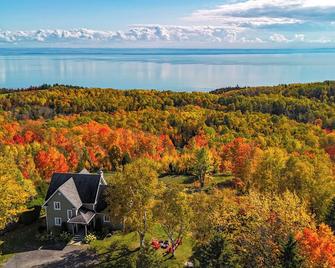 Villa Julie,53-acre domain with spectacular views on the river,2-km hiking trail - La Malbaie - Patio