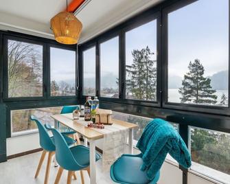 4 Seasons Apartment I 1-4 Personen I Seezugang, Bergsicht I 65'' Smart TV, Tischkicker und Badewanne I Parkplatz - Ingenbohl - Essbereich