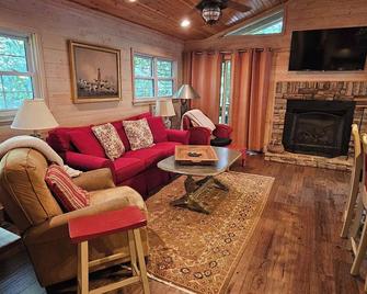 Cabin Bascom - Walk to town, tankless hot water heater and new central HVAC!\n - Highlands - Living room