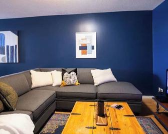 Downtown Suite overlooking main street - Grande Prairie - Living room