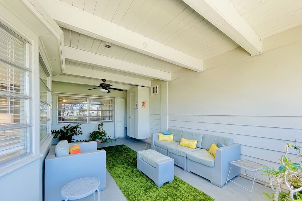 Restaurants-Downtown-Across the st from beach - פורט לודרדייל - סלון