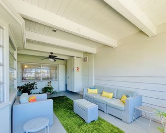 Restaurants-Downtown-Across the st from beach - פורט לודרדייל - סלון