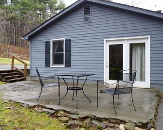 Private One Bedroom by Mountain Stream - Lyndhurst - Patio