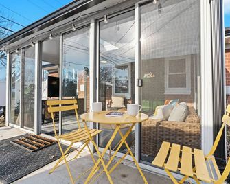 New! King Bed. 3tvs, Fireplace W Enclosed Patio, Fenced In Backyard, Bbq - Madison Heights - Patio