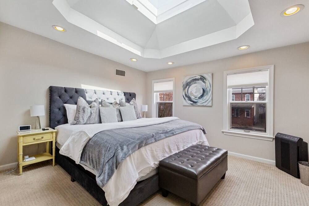 Luxe 3 BR Townhome near Trolly Square Wilmington - Wilmington - Bedroom