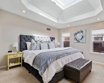 Luxe 3 BR Townhome near Trolly Square Wilmington - Wilmington - Bedroom