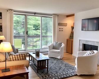 Mountainside Condo at Sugarbush Vt Walk to Resort! - Warren - Wohnzimmer