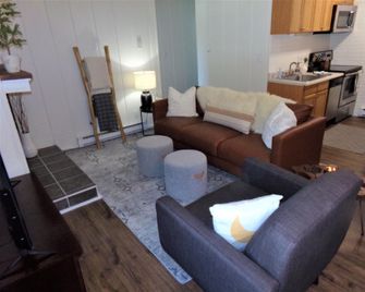 Blue River Condos 3 Bed 2 Bath - Frisco - Salon