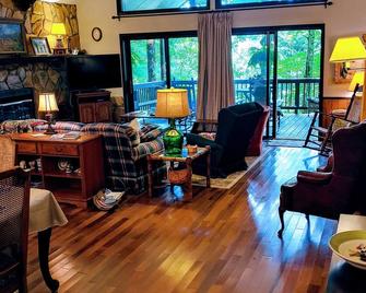 Sky Valley Resort Family Retreat - Dillard - Wohnzimmer
