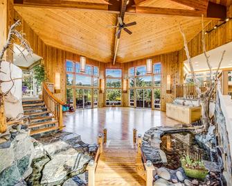 Stillpoint Lodge - Homer - Lobby
