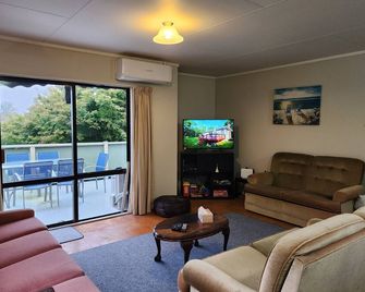 Family Holiday Home at the Lake - Rotorua - Wohnzimmer