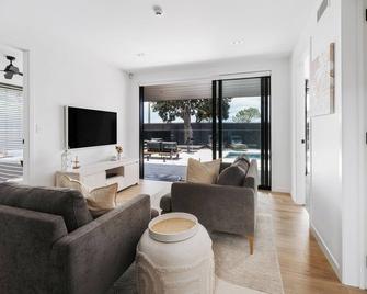 Luxurious Oceanfront Family Retreat with Pool - Papamoa - Papamoa - Sufragerie